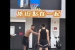 😉崔永熙和西蒙斯训练时&ldquo;腻歪&rdquo;在一块 本西这是在教罚球吗？