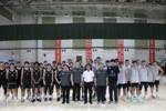 辽宁男篮内部教学赛81-78战胜山东 双方在赛前合影留念